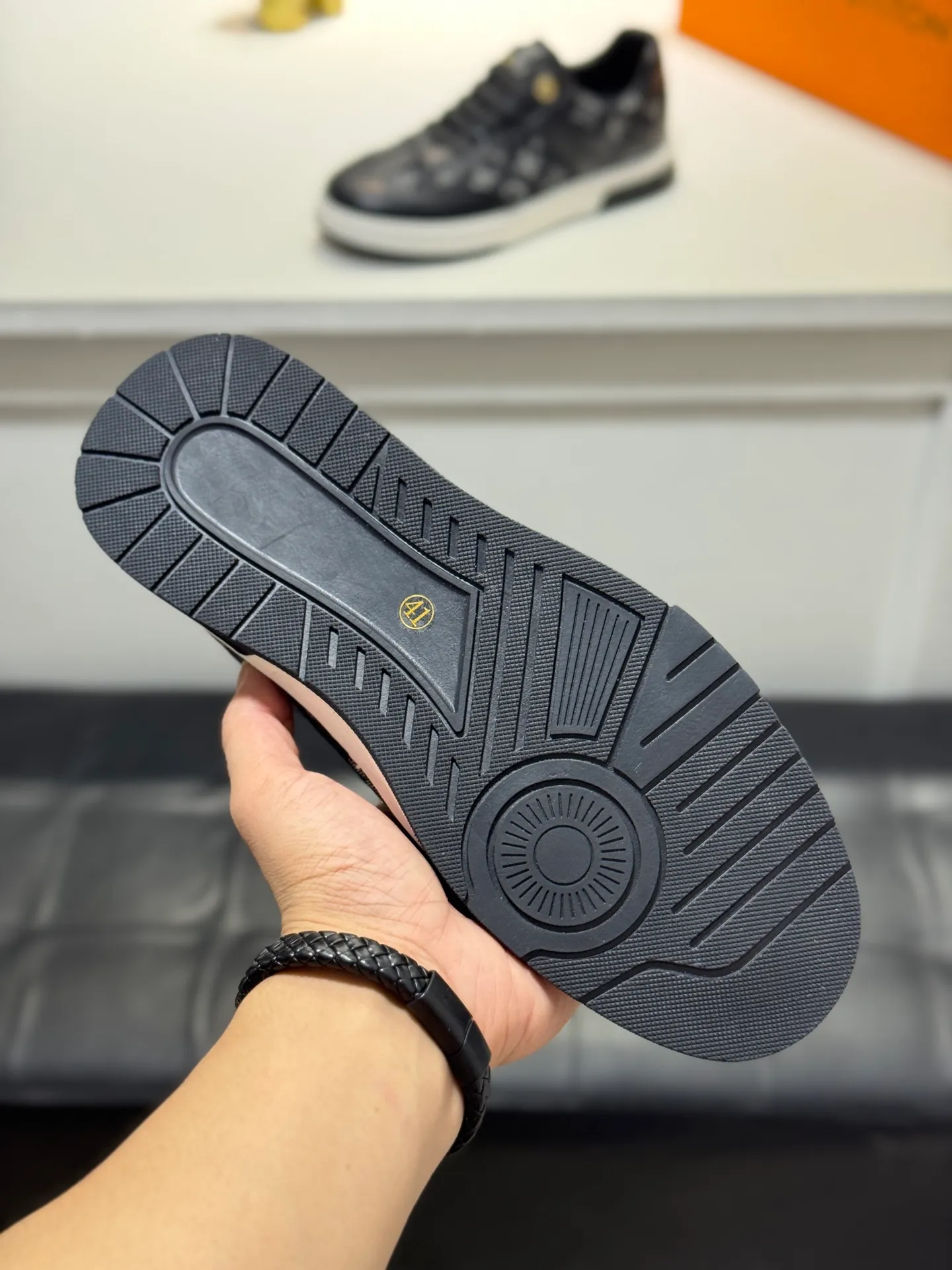 Men's shoes 💰400 [New style] 🐛🐛Top original order - Louis Vuitton®️ Trendy and fashionable yet low-key men's casual shoes, uppers made of LV denim spliced ​​with cowhide, comfortable and breathable, sheepskin lining, original rubber outsole, two colors available ~ a must-have for stylish men. Size: 38-44 (45 customized